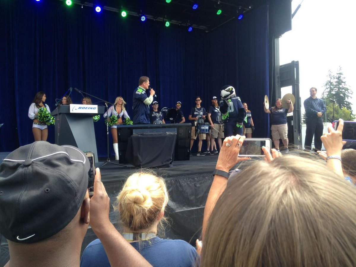 AZNPandolf's tweet photo. The warmup!😆 #Blitz #Seagals #BlueTunder http://t.co/8t5hGHNdyI