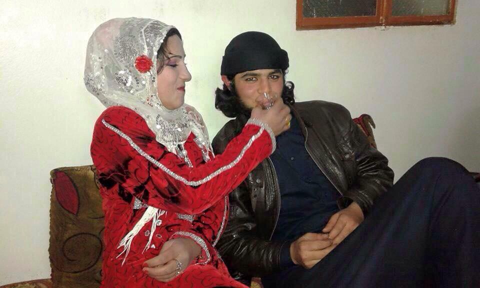 M__albugaly's tweet photo. هذا الدعشوش عثر في موبايله عدة صور له ولهذه الدعشوشة الحمراء .. ياترى ماذا تسقي الدعشوشة للدعشوش ؟!!! http://t.co/Imn2Ilc0zV