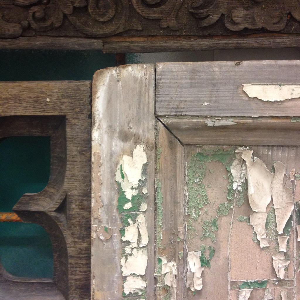 hutsonathome's tweet image. Beautiful patina on these old doors at #anniesloan HQ today #rustic #olddoors #frenchvintage