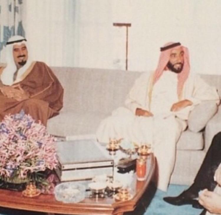 أمير القلوب الشيخ جابر مع عضيده الشيخ زايد طيب الله ثراهم رجلان لم يختلفو على قرار قط كانو يحبون بعض حب لايوصف