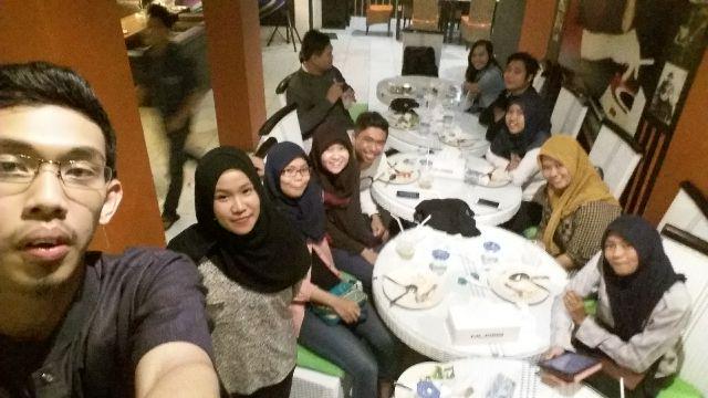 NaiiaEmboet's tweet photo. Bukber part of SMP2 bjb ,kawan bejalan batis 3 tahun :D @thaa_tuit ,@WitariAfriani ,@musrifinaa http://t.co/VTQzRlCG1F
