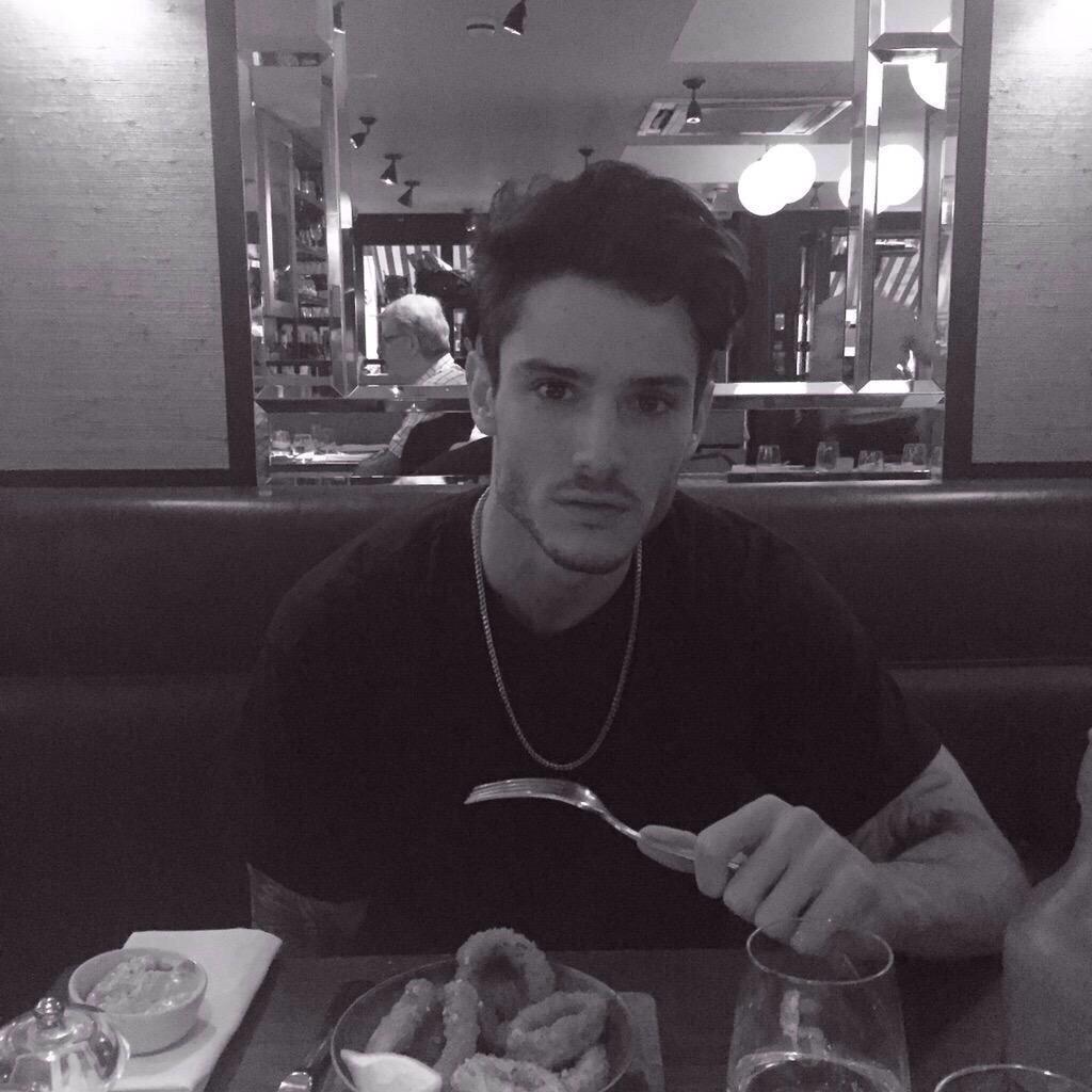 rpwhdiego's tweet image. «I want a date. With a typical girl.»