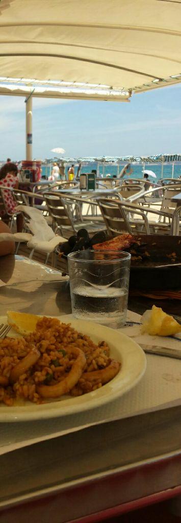 mashocamasho's tweet photo. Así da gusto. En la playitaaa con la paellitaaa frejquitoo #quebienvivimos#summertime#instapollas http://t.co/IeIl7BJAwG