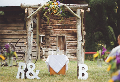 Get inspiration for your #rustic wedding from this charming ceremony! ht.ly/Pyx3G {Alicia Lucia}