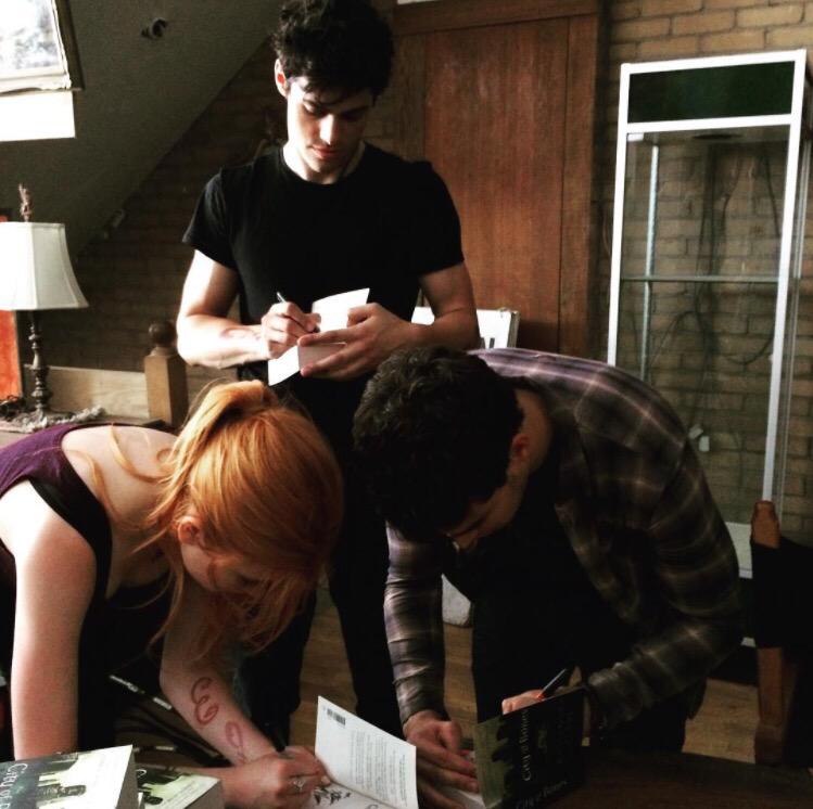 baneandlewis's tweet photo. Shadowhunters copy their friends' homework too you know 😎😂 #Shadowhunters #watchoutformatt http://t.co/WiNXGZdjP7
