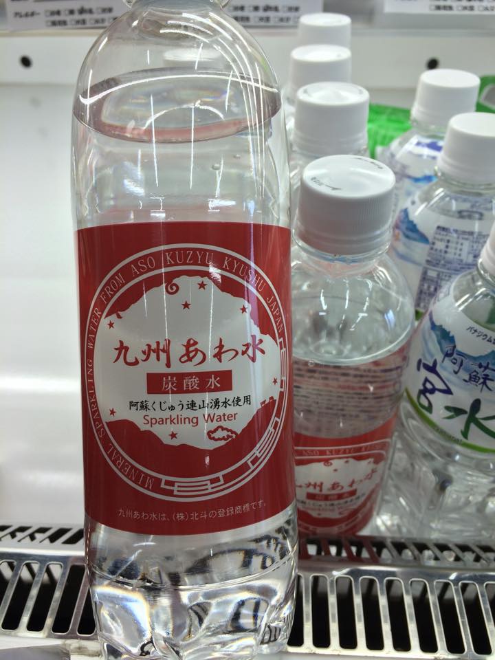 ついに炭酸水が入荷しました！500ml 108円(税込)
それもずっと探していた九州産の炭酸水です！
 阿蘇くじゅう連山湧水使用♪
こいつで今期仕込んだ梅酵素や紫蘇ジュースを割って暑い夏を乗り切りましょう^ ^