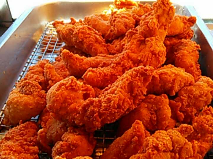 HandKService's tweet image. Working Three the Hard Way Rose Bowl Swap Meet. #FamilyHustle #KrispyKrunchyChicken #Every2ndSunday