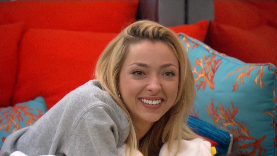 89razorskate20's tweet photo. Week 3, RT &amp; Fav If You're Team LIZ/JULIA! #BB17 http://t.co/qclKBdjSYA