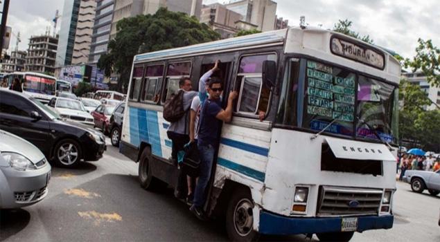 DiarioTalCual's tweet photo. SE HACEN LOS LOCOS. Exigen a Cencoex explicar el paradero de dólares asignados al transporte http://t.co/4KBDXbXt1z http://t.co/JeNYCJr8hE