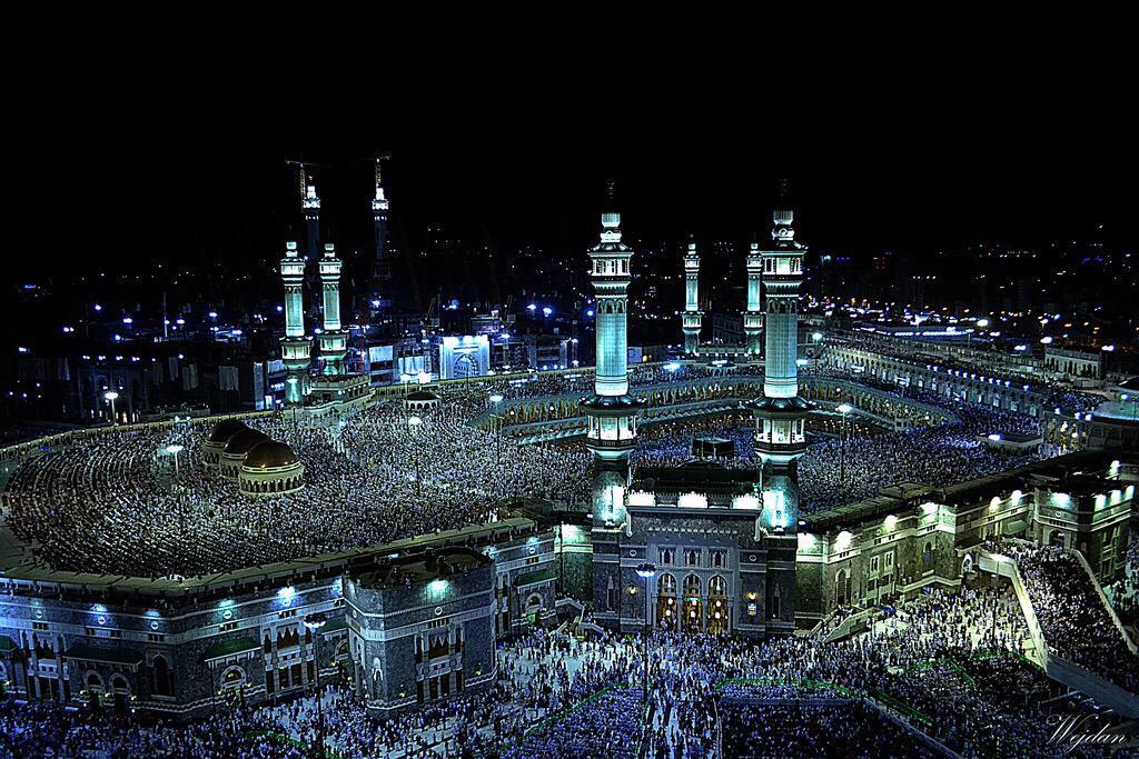 Город мекка и медина. Мечеть Аль-харам Мекка Саудовская Аравия. Мекка Медина Кааба. Кааба Мекка ночной. Мекка Кааба ночная фотография.