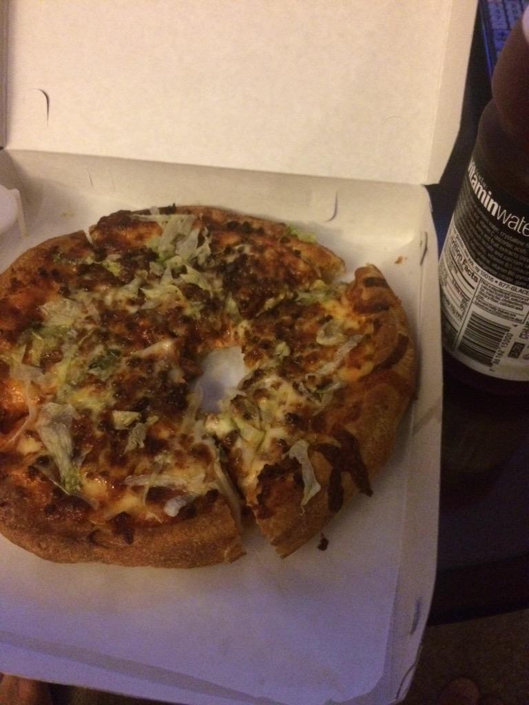 Stackbsab's tweet photo. Forgot how small a personal pizza is... This is not going to fill me. But Taco pizza? 😁🙏🏻 Yes please! http://t.co/XDK48a7PF0