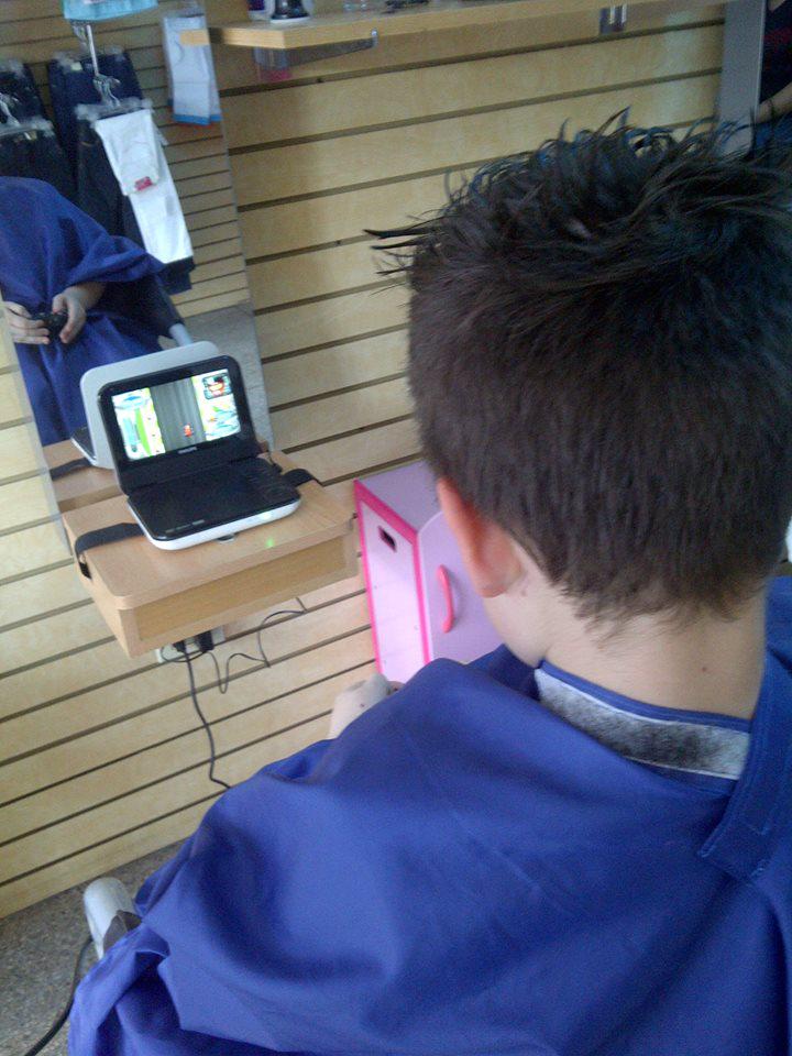 JovencitosPI's tweet photo. Felices.... Juegan, ven comiquitas, disfrute total a la hora de cortarse el cabello. #jovencitos http://t.co/Jw0L7nNp2V