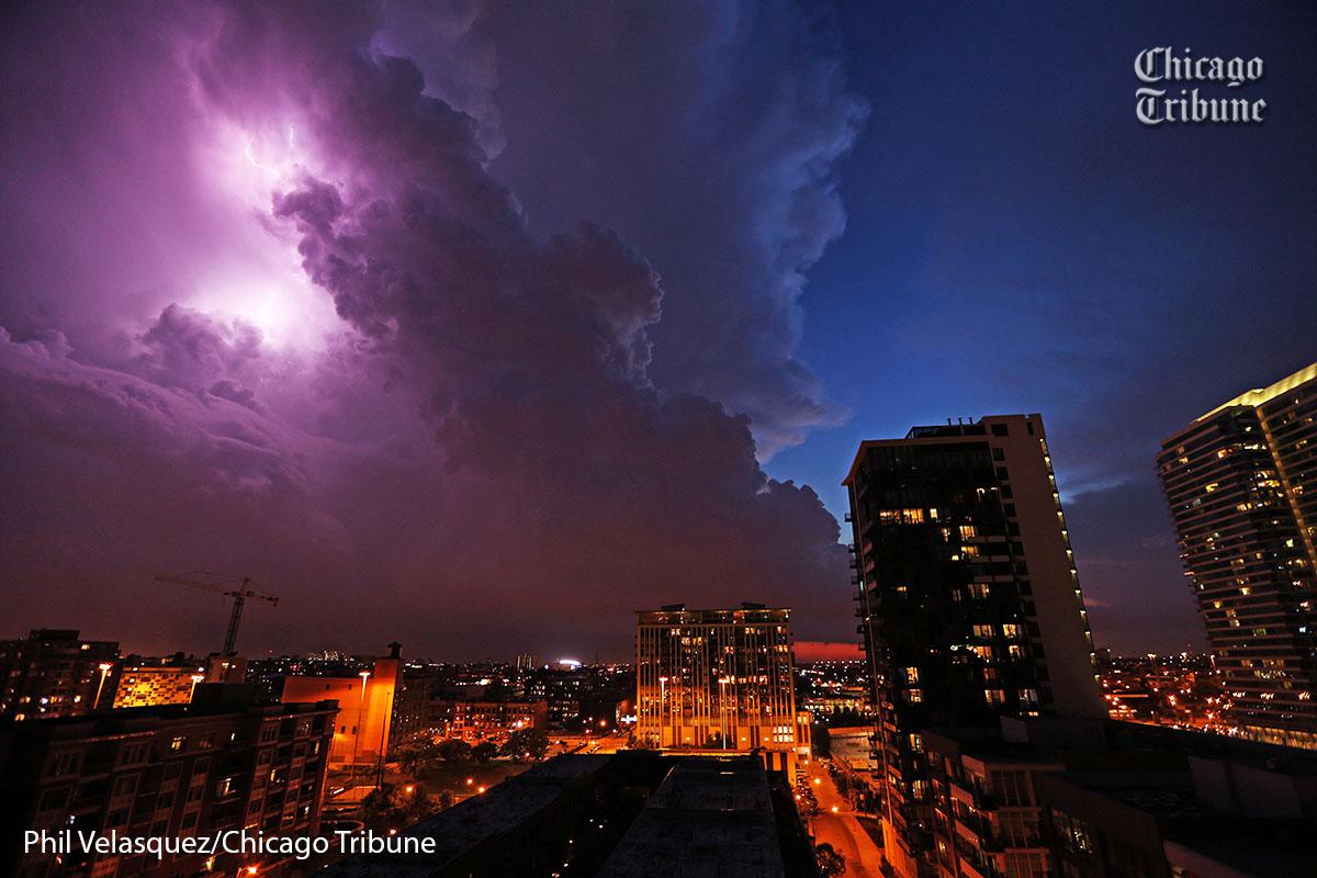 ChiTribPhoto's tweet image. The view looking west from Chicago's West Loop as lightning works its way through the clouds #lighting #Chicago