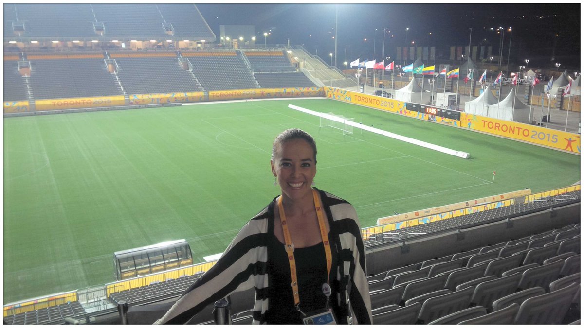 chapis_herrera's tweet photo. No importa lo largo de la jornada, siempre hay dos segundos para tomarte una foto! #HamiltonStadium #Toronto2015 http://t.co/osEtURv2Ez