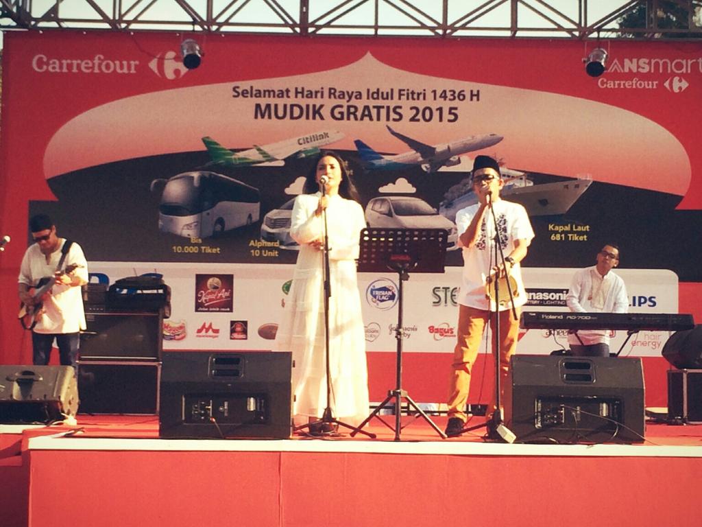 dRocket_band's tweet photo. Mudik gratis bersama carrefour di istora senayan http://t.co/YOlINeGiYN