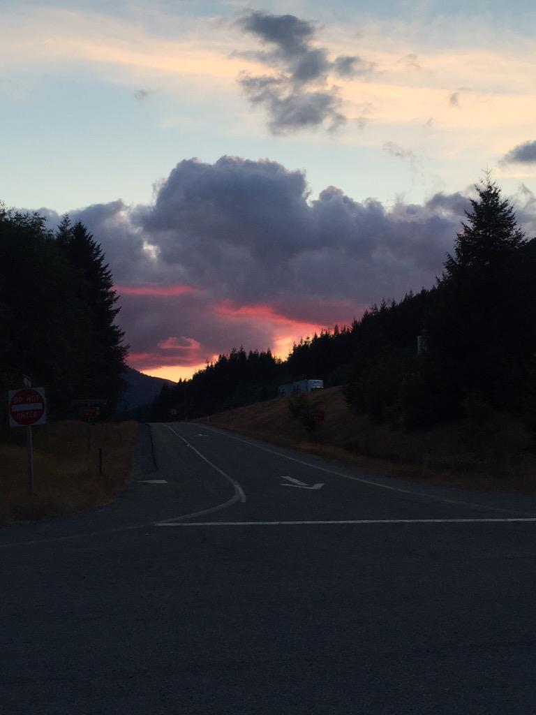 KirkSiegler's tweet photo. Stuck on I-90 just shy of Snoqualmie Pass, WA but enjoying the sunset #nprontheroad http://t.co/oOKiHM7heU