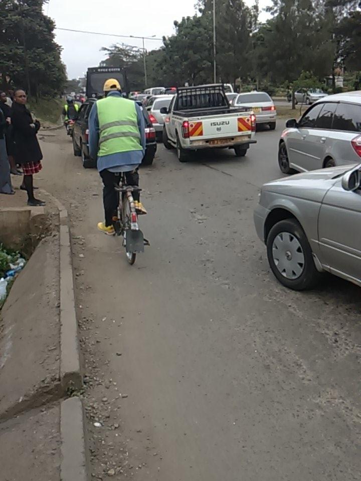 vjace_kenya's tweet photo. #THEHOTBREAKFAST massive traffic on mbagathi Rd. @Hot_96Kenya @DavidOyuke @MartinGatoto http://t.co/OFcfg5ACor