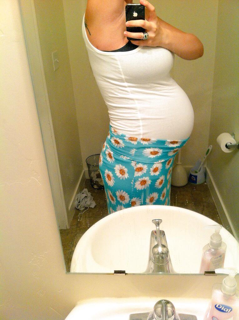 dancerguurl88's tweet photo. Probably post to many belly pics but oh well, I love my belly. 💁😍👶💕 #26weeks #3monthstogo http://t.co/aMOXTiinf5