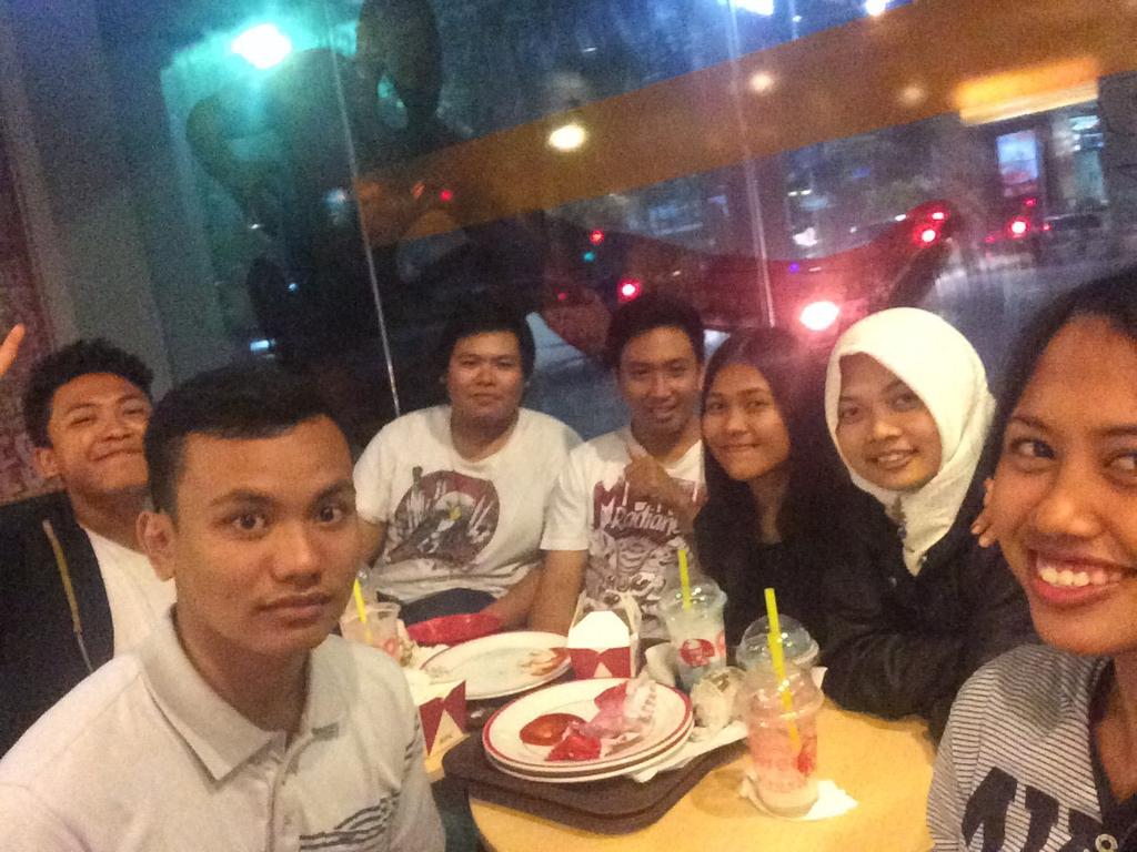 AnmPutri's tweet photo. Bahagia itu sederhana, bersama sahabat-sahabat yang kita miliki. http://t.co/sd39goj44B
