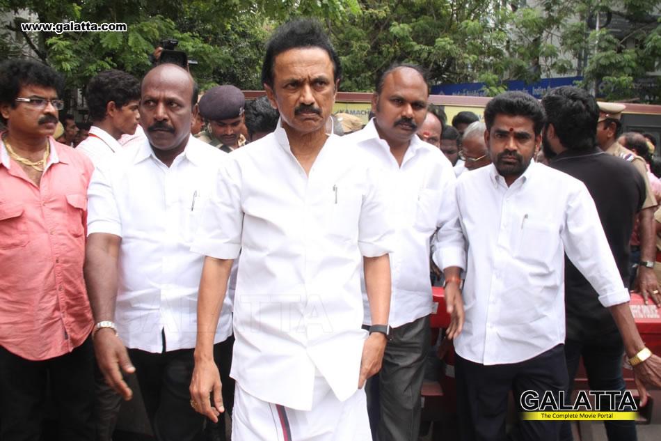 #MKStalin pays his last respect to #MSViswanathan #MSV! Pics bit.ly/1GiBmff #RIPMSV @mkstalin @JAnbazhagan