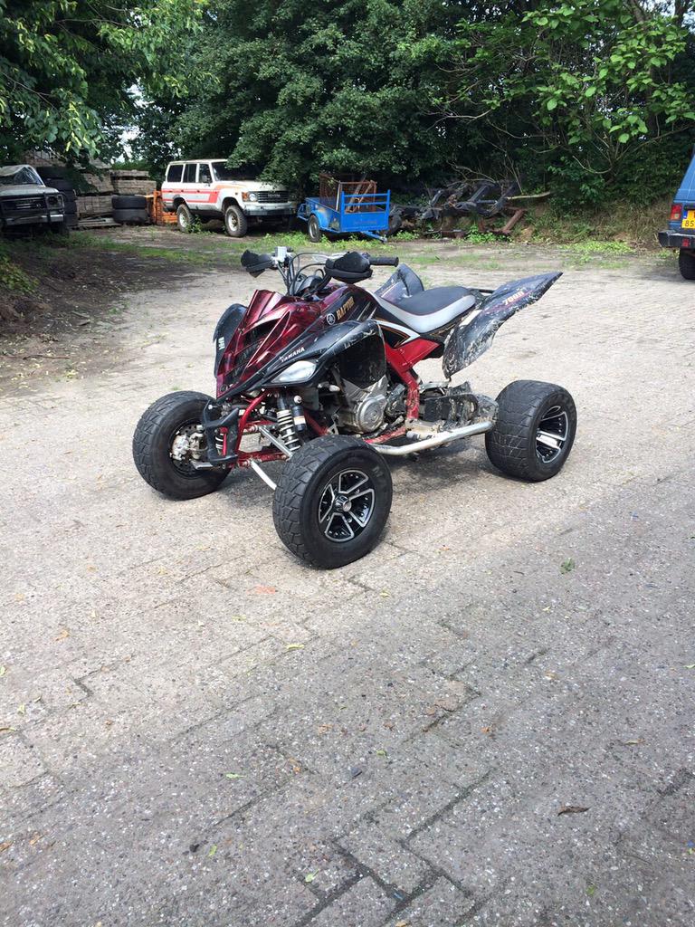 Jvdw96's tweet photo. @wijkagberghem @CarloPullens heb ook een zwart met rode wel mooie kleur😳😳 http://t.co/jJLbIaCfq3