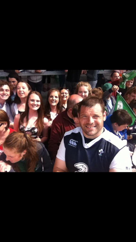 colchiarain's tweet photo. Cailíní CC ag tógáil féinphic le @MikeRoss03 ag seisiúin traenála @IrishRugby inniu @connachtrugby #Fathach #TurasG http://t.co/8H7CUUYcEK