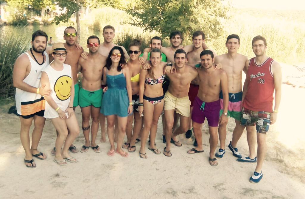 FatimaFdez91's tweet photo. Finde de acampada!🏊🏾🎉😀👙🍸🚣🌊@dondinofilipino @angel_karre @JMCampayo http://t.co/ttKKFXLUVp