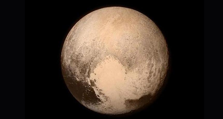 ScienceNews's tweet photo. New #plutoflyby image shows 4km/pixel. Best view of #Pluto to date but the best is yet to come http://t.co/DkJ36e3nCY http://t.co/wU5xU1BUEX
