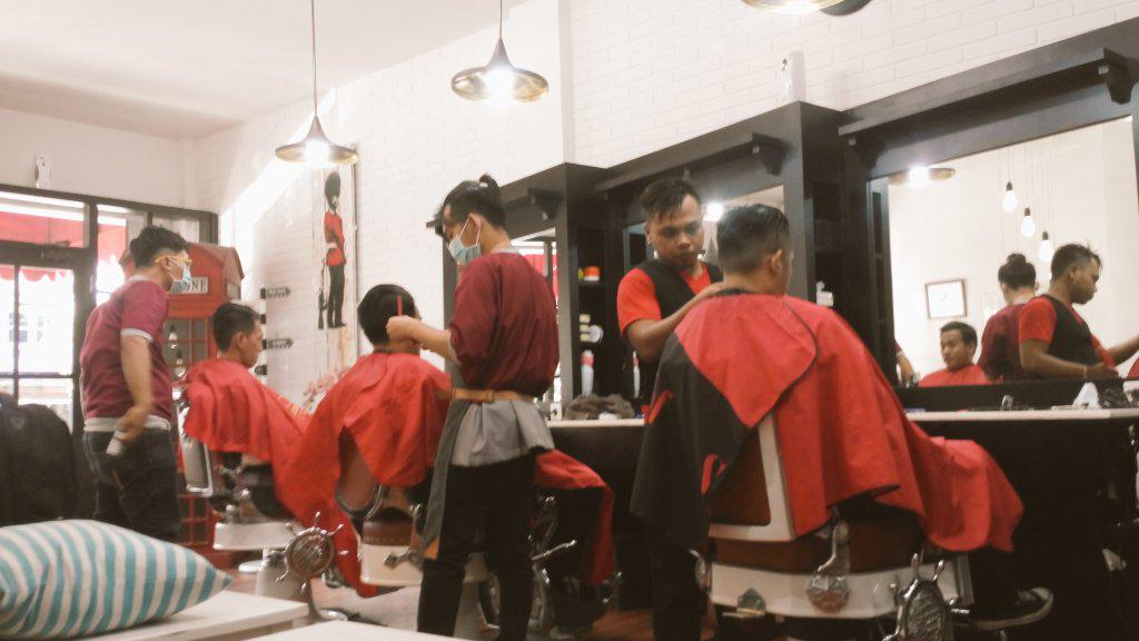 Kalo mendekati Lebaran gini di <a href="/UrbanCut_ID/">Urban Cut</a> mulai rame nih. Yuk buruan perganteng sebelum Lebaran :)