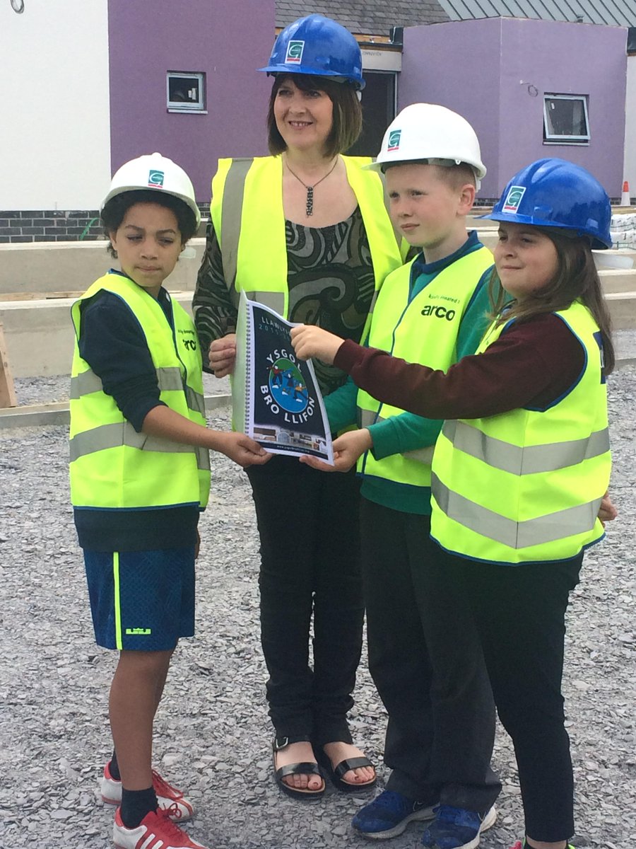 WJ_GroeslonC's tweet photo. Cyfwelwyd rhai o’n prentisiaid a bu iddynt siarad am beth maent yn ei fwynhau fwyaf am weithio i Grŵp Watkin Jones. http://t.co/uO8sA3cFln