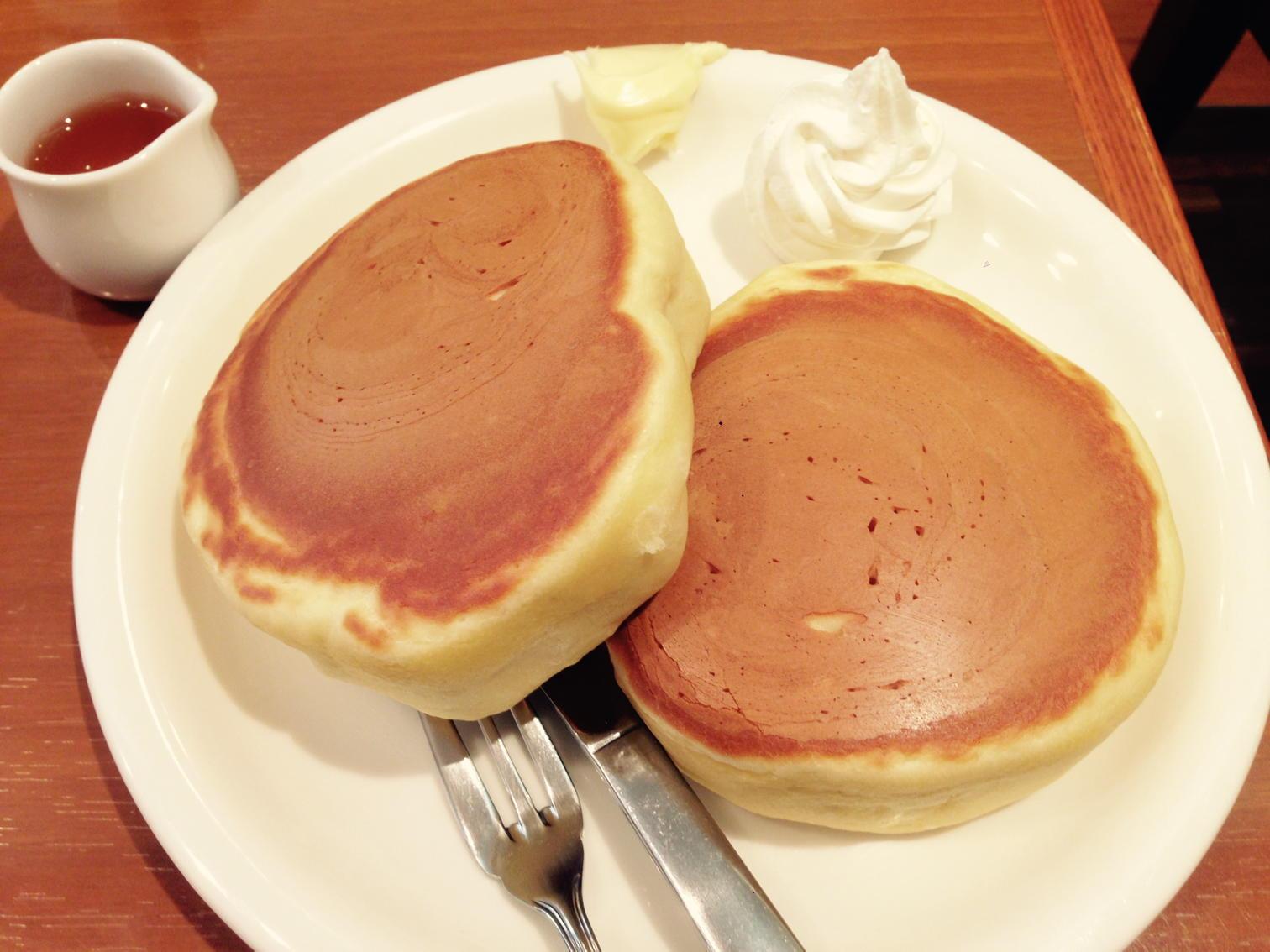 カミヤマd 今日は仕事が上手くいかなかったので 森下の小野珈琲でホットケーキ２枚 パンケーキ ノート に載っているだけあって しっかりした食感が美味 涙で味付けをしたホットケーキを食べた枚数だけ 人は強くなれるのかもしれないな 知った風な口調
