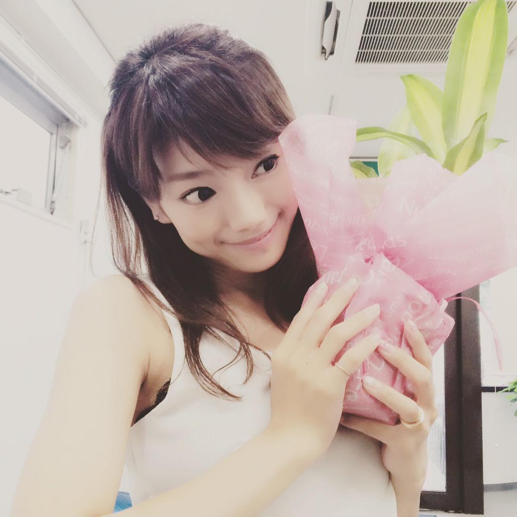 akiminmi's tweet photo. お友達のなっちゃんが、わざわざお店のオープン祝いを持ってきてくれた♡
大好きよー♡

#Totalaidstation #新規オープン #護国寺 #エステ #ネイル http://t.co/Ltnffjm34l