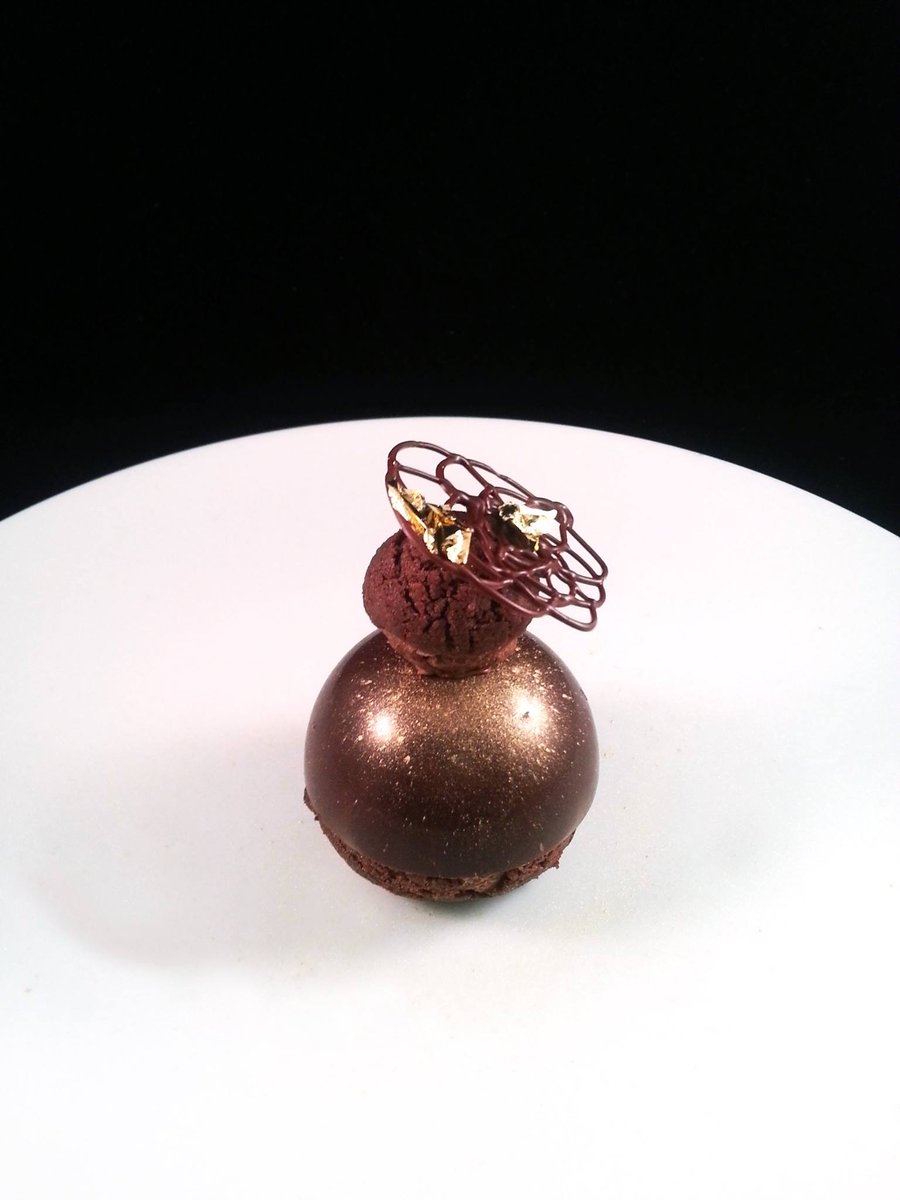 NinaMetayer's tweet image. #Chocolat : #Religieuse et #parisienne #ChefPâtissier @RAPHAELPARIS16 #patisserie #pastry #PastryChef #grandpatissier