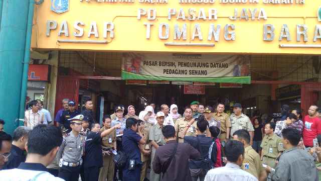 Polri bersama pejabat pemerintahan lakukan pemeriksaan stok sembako  di pasar tomang barat dlm rangka #mudik2015