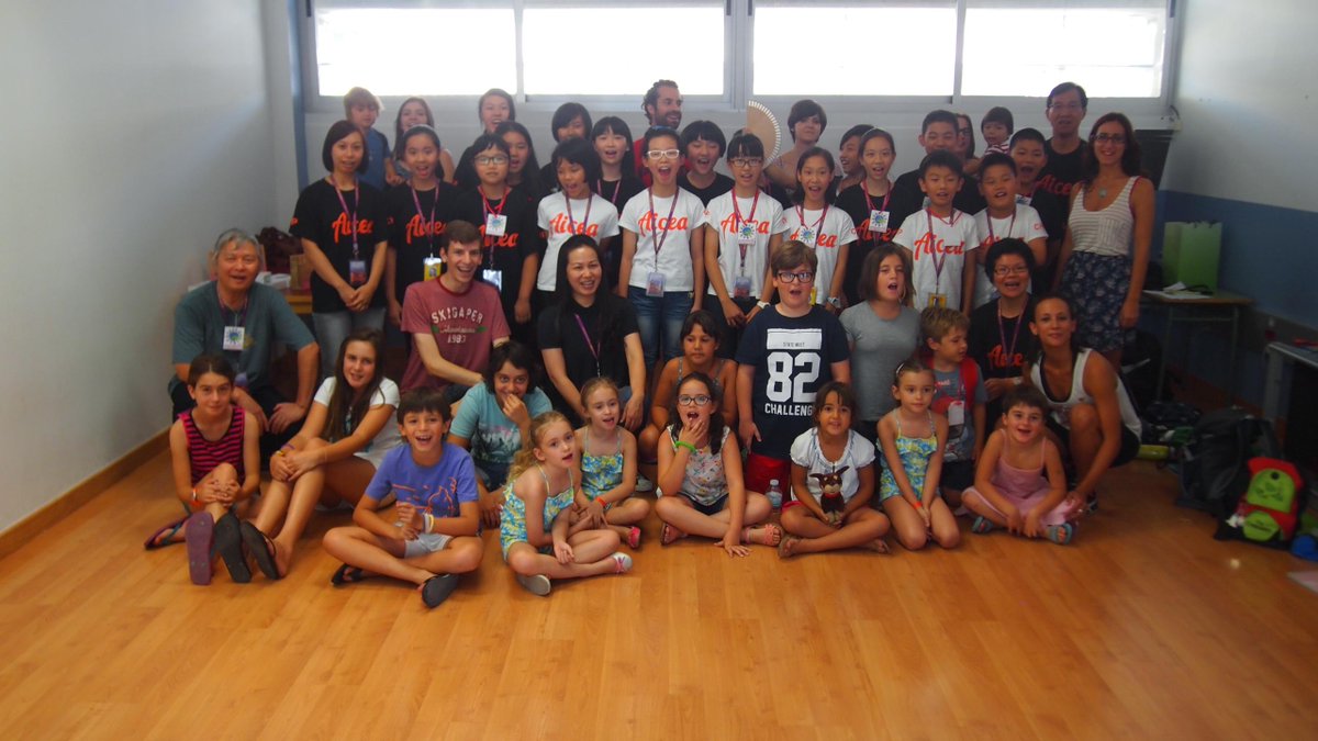 EVMusicaYDanza's tweet photo. Alumnos y padres de la #EscueladeVerano participan en un intercambio con el Coro Yueli #China http://t.co/oSVb5MVyeo http://t.co/M1TPb8QyZ4