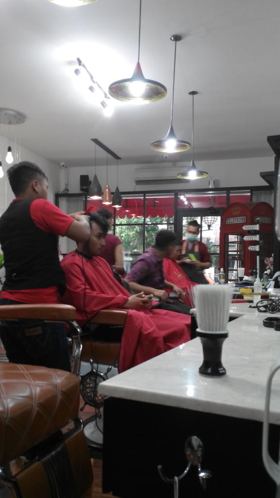 Meskipun ramai pengunjung, Barberman kita tidak pantang menyerah! 😝