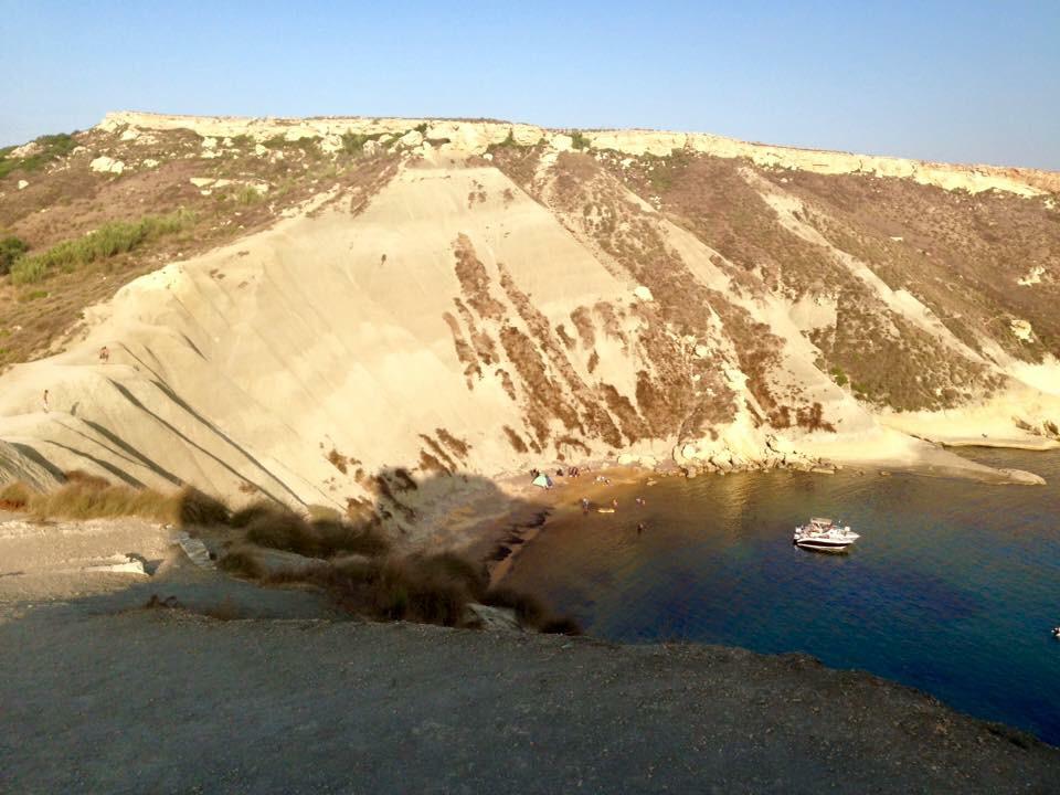 ConseilsdelaNat's tweet photo. Montagne d'#argilite à #GoldenBay #Malte . Parfait pour faire des #masques d'#argile ! #nature #peau #DIY http://t.co/NvbA2z7IFy