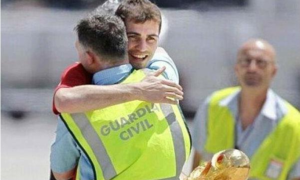 ¡Hasta la <a href="/policia/">Policía Nacional</a> y la <a href="/guardiacivil/">Guardia Civil</a> Civil se despiden de Casillas en las redes sociales! mdia.st/1HsRBZe