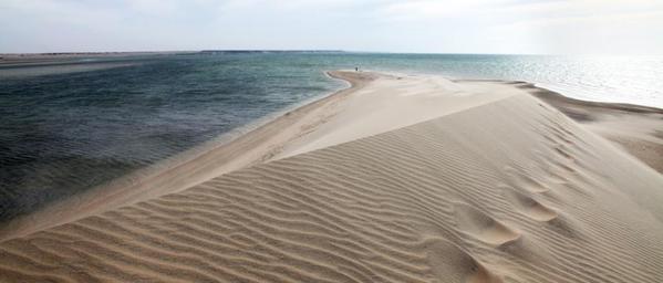 Quand le désert rencontre la mer. 
Voici la plage de Dakhla (الداخلة) dans le sud marocain ..