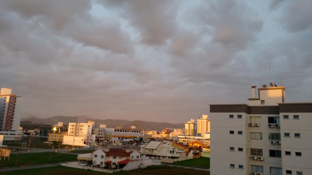 ANDREAVAIANO's tweet photo. @MeteoFloripa , @LeandroPuchalsk , @Climaterra , @EmTempoSC , @FArarangua Palhoça agora. http://t.co/5FC0oX7UIb