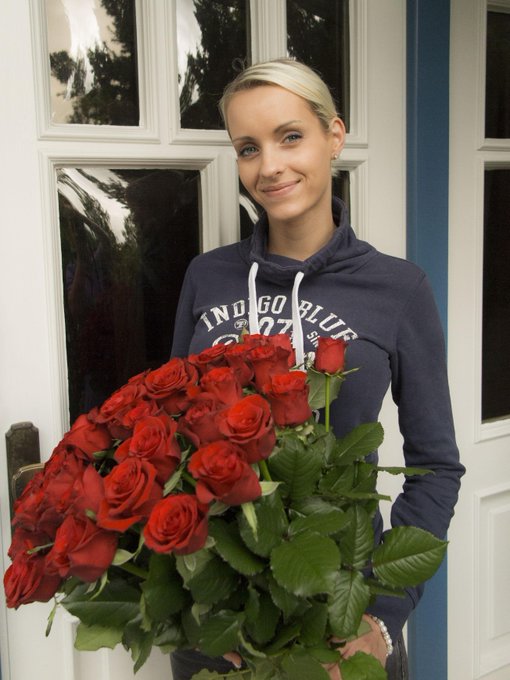 Da klingelt es an der T&uuml;r und ein Blumenlieferant steht da. ROSEN von einem FAN. DANKESCH&Ouml;N und ein DICKEN<a href="/tag/model"class="tags"><span>#model</span></a><a href="/tag/actress"class="tags"><span>#actress</span></a><a href="/tag/music"class="tags"><span>#music</span></a><a href="/tag/sexy"class="tags"><span>#sexy</span></a><a href="/tag/dance"class="tags"><span>#dance</span></a><a href="/tag/itunes"class="tags"><span>#itunes</span></a><a href="/tag/feelgood"class="tags"><span>#feelgood</span></a>