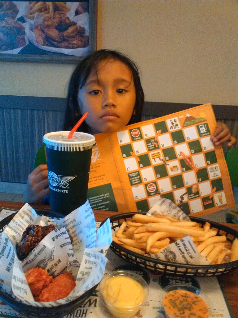 goffai2's tweet photo. Dan pemenangnya kaka Khansa @wingstop .. Prokprokprok http://t.co/0WSJEX61A6
