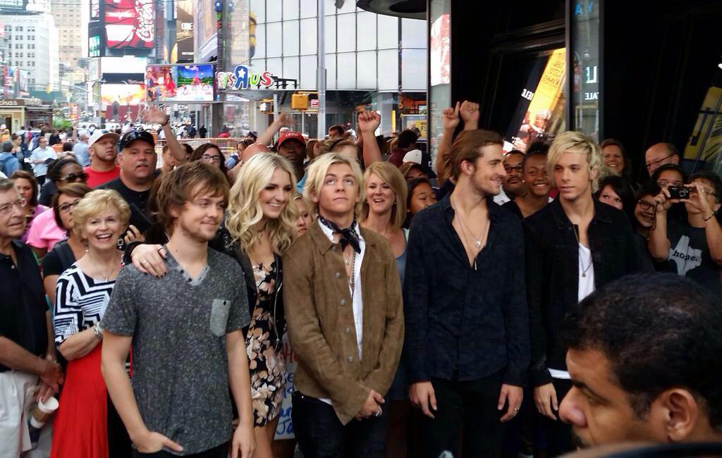 RossLynchJapan's tweet photo. Good Morning Americaに出演したR5!!
All Nightを披露しました😊
#R5onGMA http://t.co/y85MUVTnGE
