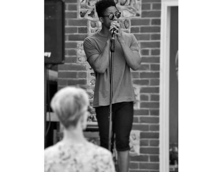 ConceptColombia's tweet photo. He's amazing 🎤 http://t.co/VuYPYBcCG0