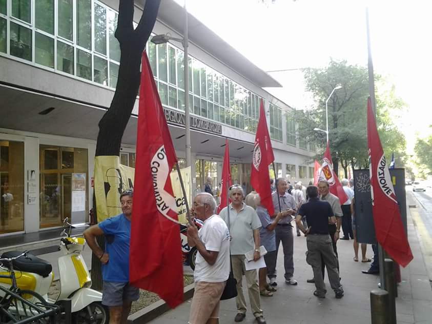 Fabrizio_Baggi's tweet photo. #14L #Milano @prc_lombardia in presidio con #MedicinaDemocratica contro la #RiformaMaroni. @AntonelloPatta http://t.co/whDiUDcFoQ