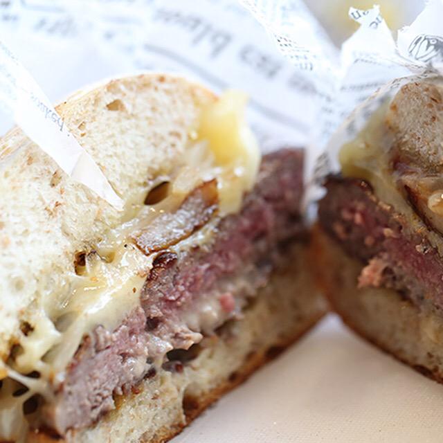 QdcBurger's tweet photo. The Mob Burger! #degustation #mob #foodie #burgergram #qdc #qdcburger #backallerymeeting http://t.co/K0qFuvbdu8