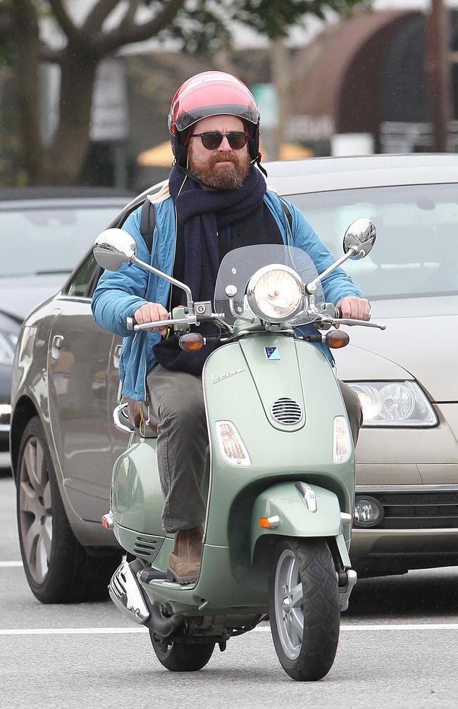 Aquí tenéis a Zach Galifianakis de resacón en las vegas en su Vespa.
#celebrities #vespa #resacon #lasvegas #hangover