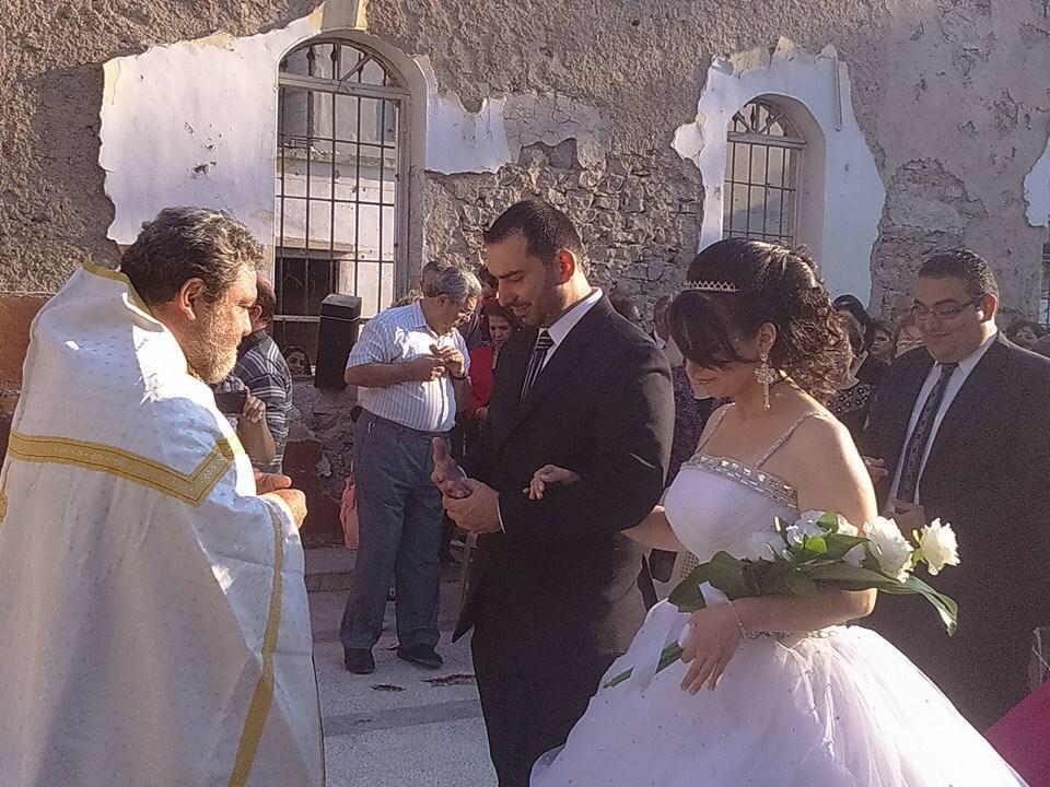 josephwillits's tweet image. A wedding in the destruction of St George's Church in #Homs. Powerful image. 1st wedding since being destroyed #Syria