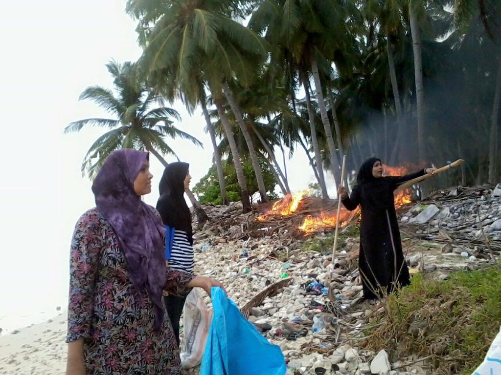HPA_MV's tweet photo. L Maabaidhoo green zone cleaning #DengueControl #madhirirulhirulhi #communitypartcipation @MoH_mv @LAtollCouncil http://t.co/6l7Vpulhr5