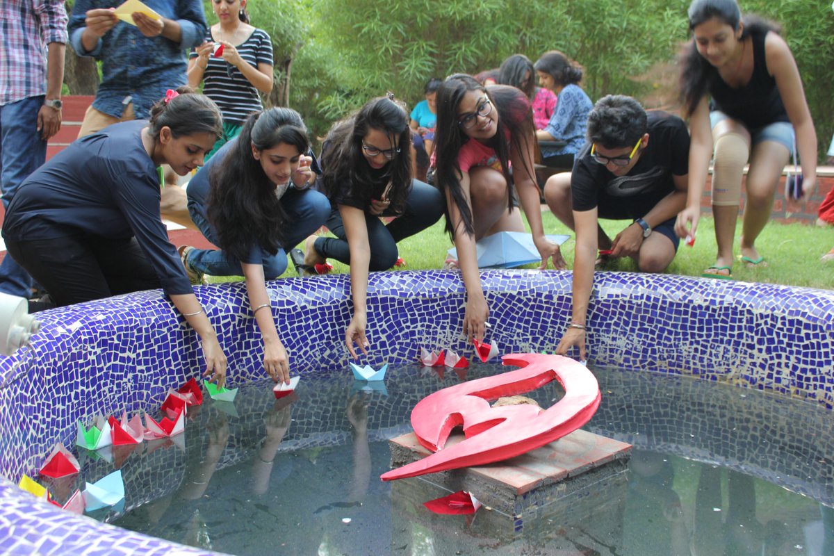 micanvas's tweet image. And it begins. Team Micanvas sets sail for the year with @paperboatdrinks #micanvas15 #FloatABoat